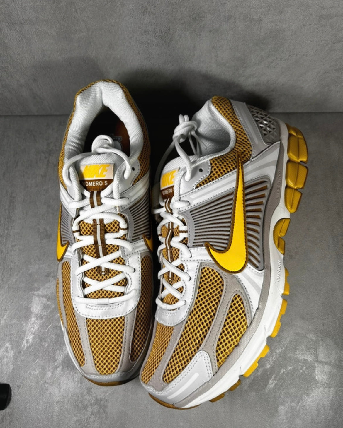 Nike Zoom Vomero 5 | Bronzine Lightning Yellow |
