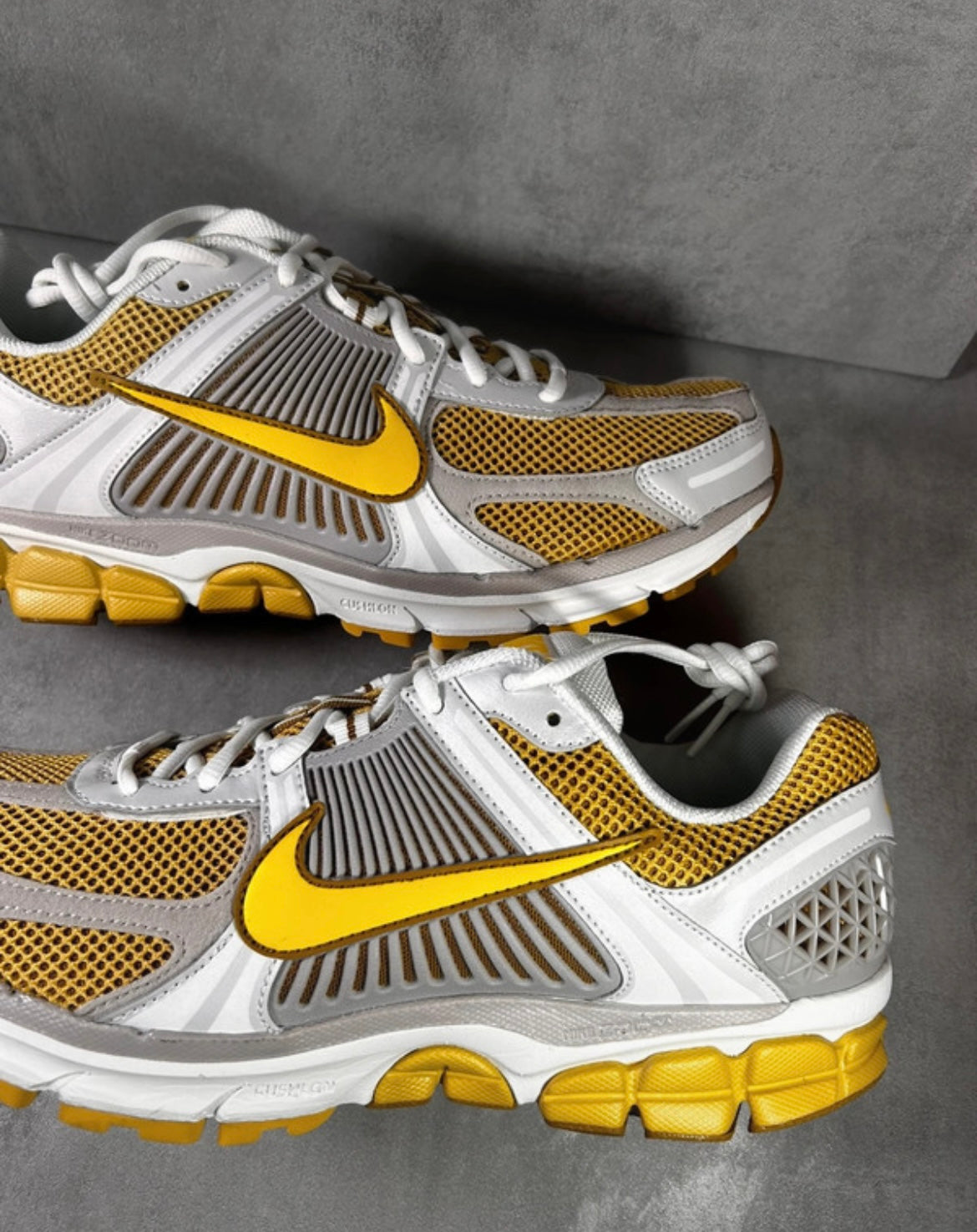 Nike Zoom Vomero 5 | Bronzine Lightning Yellow |
